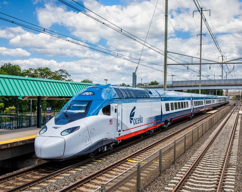 Cel mai rapid tren din SUA circulă începând de azi. Ce viteză prinde