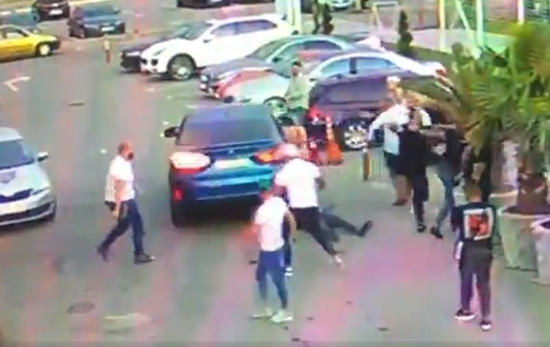 Scandal cu împușcături la un club din Mamaia. Un bărbat a fost călcat de un BMW! Imagini șocante