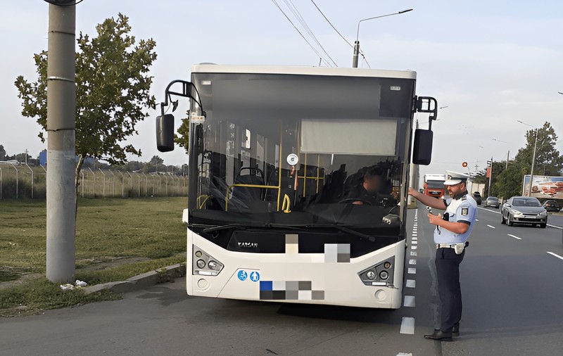 Adolescent din Brăila prins cu spray-uri lacrimogene un cuțit și o baionetă, în autobuz