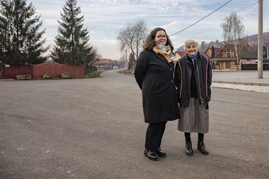 Gal Adel (stânga) are 29 de ani și de trei ani slujește la biserica reformată din sat