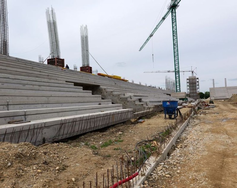 În umbră, la Timișoara se ridică un stadion de 23 de milioane de euro, care ignoră austeritatea