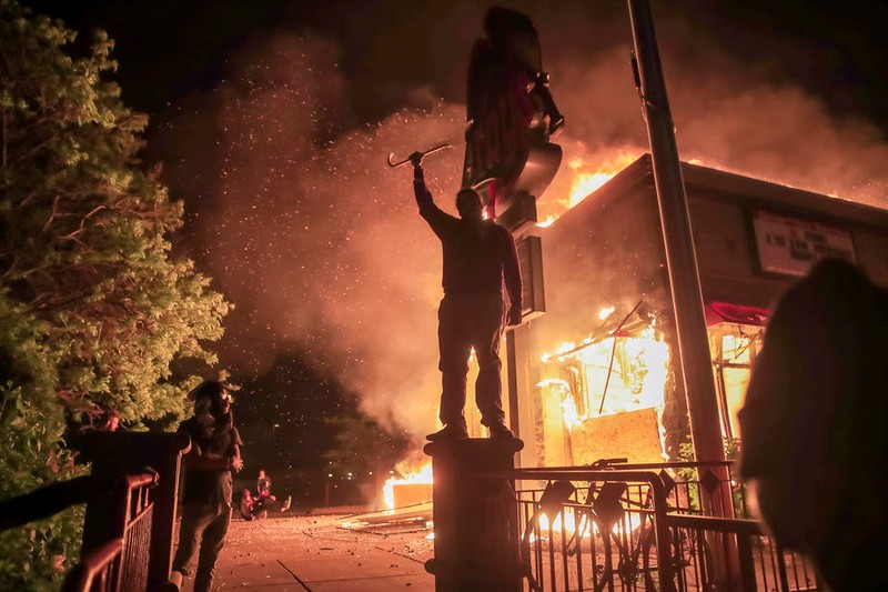 Protestatarii din Minneapolis au incendiat mai multe clădiri în urma protestelor violente | Foto: EPA