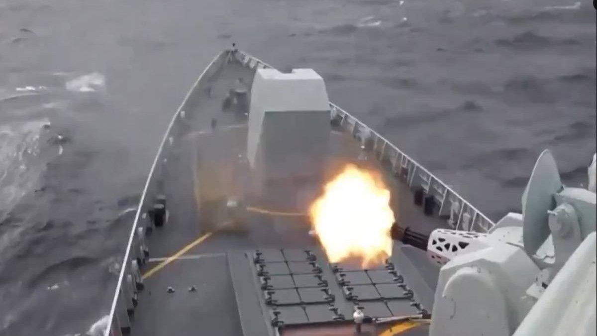 Focuri de arma trase de pe o nava militara, pe apa
