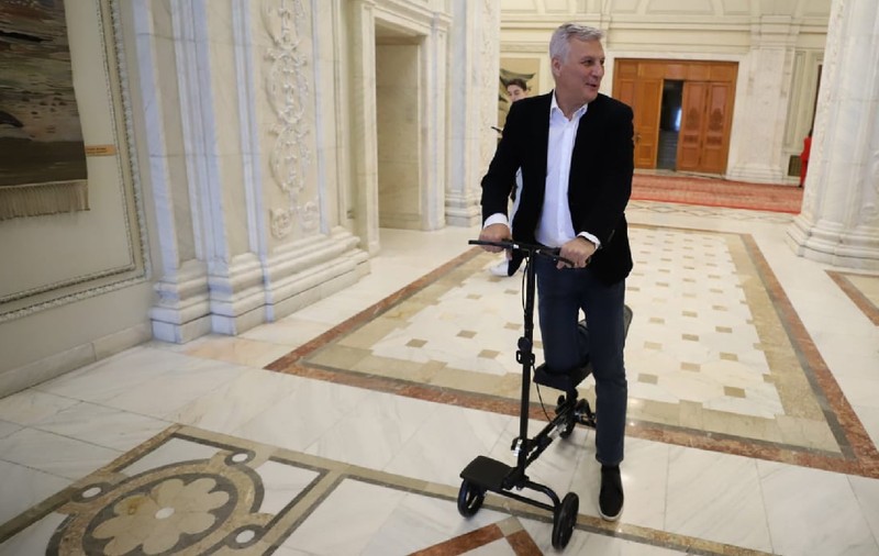 Ce se întâmplă când un userist se întâlnește cu un pesedist pe o trotinetă în Parlament: „Al dracu’ să fii de trotinetist progresist” | VIDEO