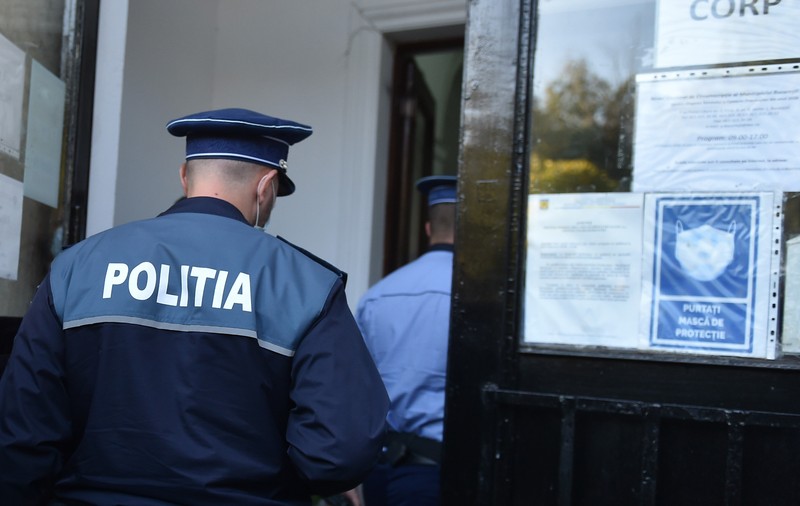 Pachetul oferit de o agenție de turism din București: bilet de avion cu test fals COVID