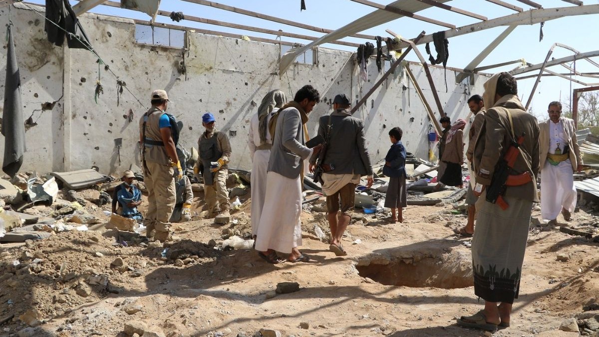 Yemeniții verifică ruinele unei clădiri lovite de atacurile americane în provincia Saada, din nordul țării, pe 29 aprilie 2025.