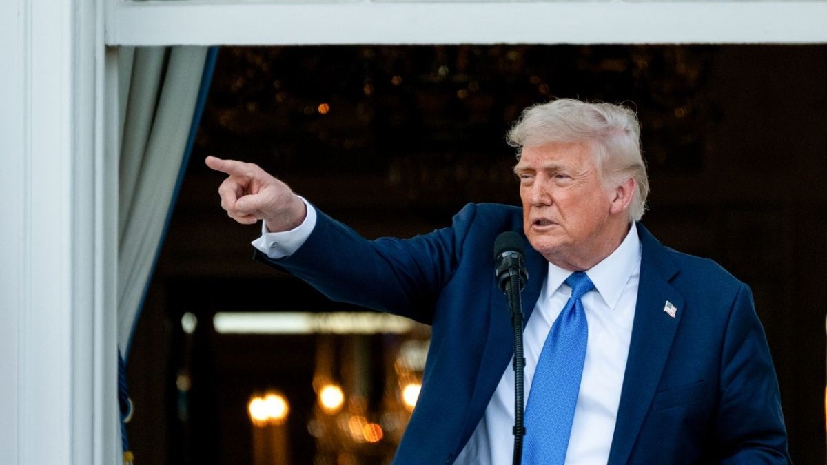 Donald Trump, în sacou albastru inchis, cravata bleu si mana dreapta ridicata, arătând cu degetul, vorbește în timpul unei petreceri de vară pe peluza sudică a Casei Albe din Washington, DC, miercuri, 4 iunie 2025