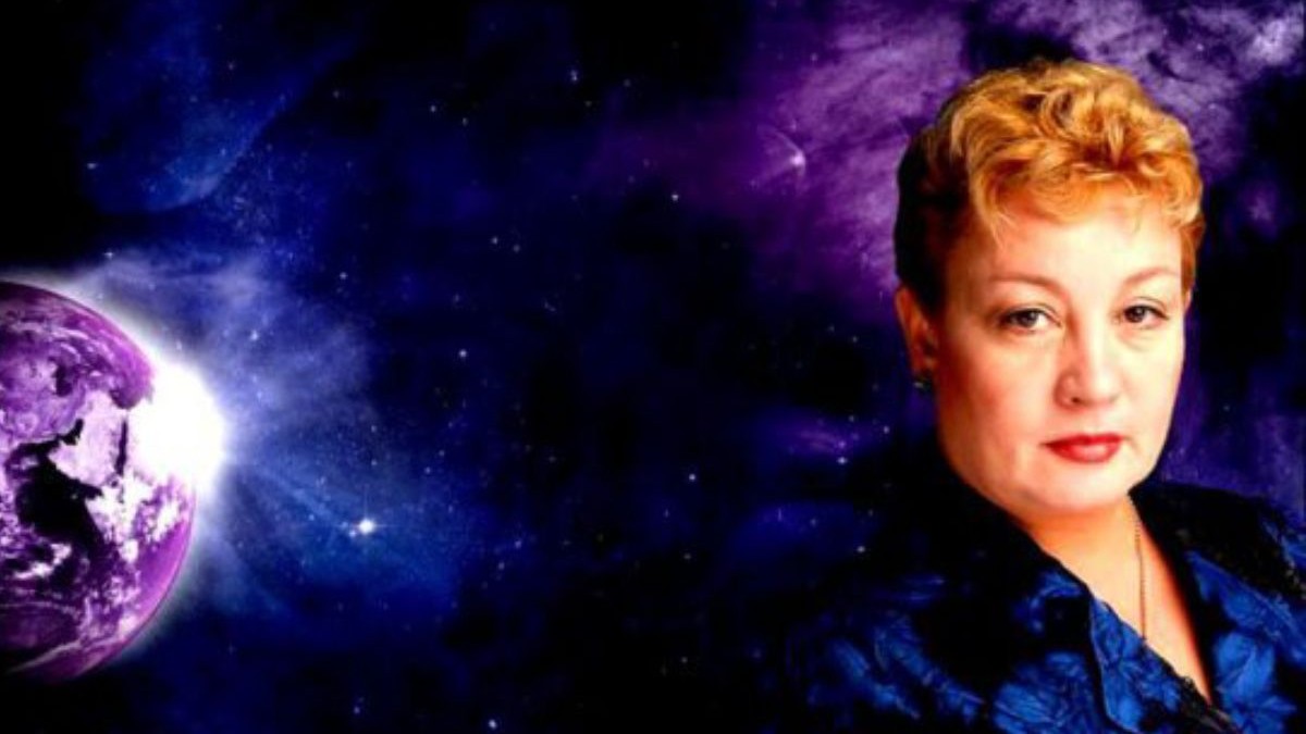 Imagine creativă cu Universul pe fundal, o planetă de culoare mov în partea stângă și astrologul Urania în partea dreaptă, îmbrăcată cu un sacou de culoare albastră