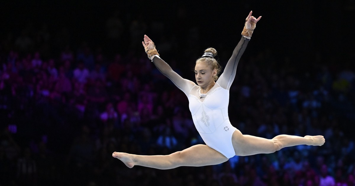 Sabrina Maneca-Voinea, surprinsă în timpul execuției exercițiului la sol în cadrul finalelor pe aparate de la Campionatul Mondial de Gimnastică Artistică, desfășurat la Anvers, duminică, 8 octombrie 2023