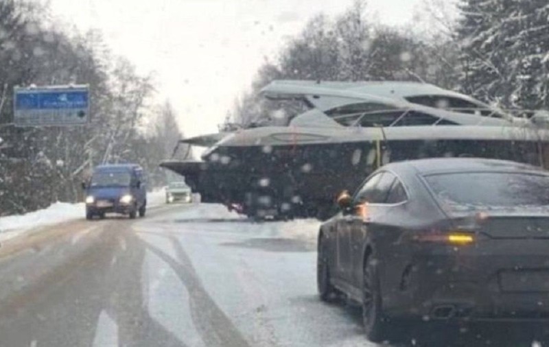 Un microbuz a intrat într-un iaht de 20 metri, pe o șosea din Rusia. Momentul impactului a fost filmat