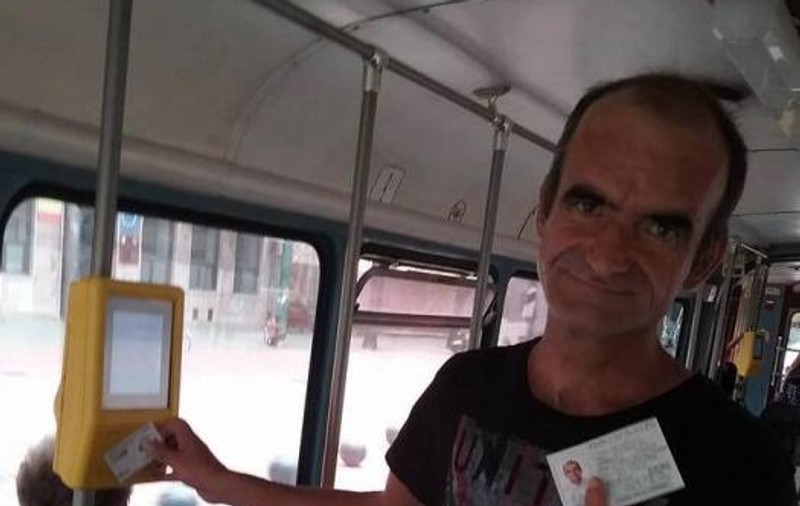 Un om al străzii din Timișoara, obligat să își plătească amenzile, după ce și-a găsit un job legal