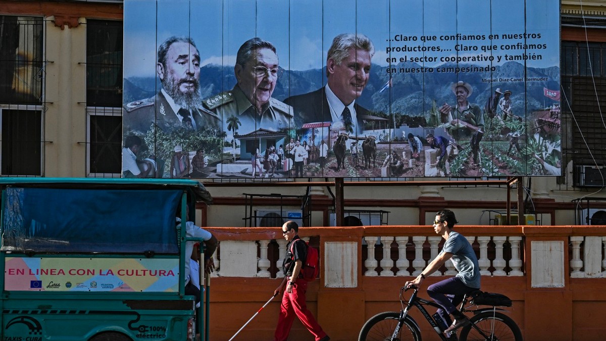 Havana - Panou de propagandă în care sunt înfățișați Raul Castro (centru), fratele său Fidel Castro (stânga) și actualul lider comunist Miguel Diaz-Canel Foto: Profimedia