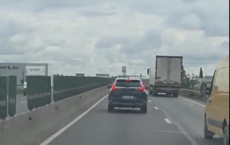 Un șofer cu SUV ignoră sirena unei ambulanțe aflate în misiune. Echipajul se chinuie două minute să îl depășească: „Nu e posibil așa ceva!” | VIDEO