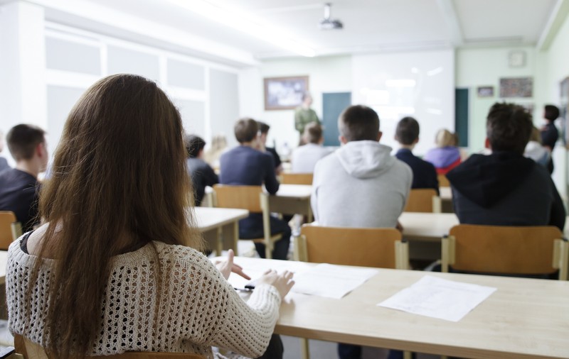 Un profesor a ademenit o elevă de clasa a VII-a, trimițându-i peste 1.000 de mesaje de dragoste. Pus sub acuzare, acesta spune că dorea să-i ridice moralul fetei. Un psiholog explică de ce agresorul îl tot invoca pe Dumnezeu
