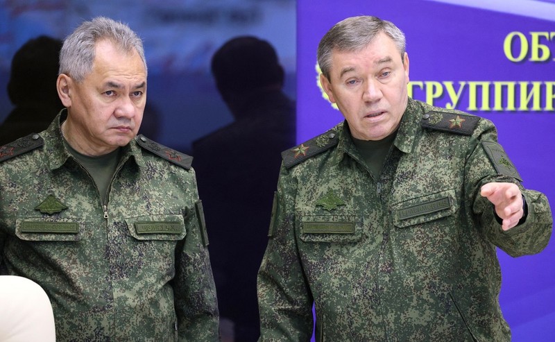 Serghei Șoigu, stânga, și Valeri Gerasimov, șeful Statului-Major al armatei Ruse. Foto: krmelin.ru