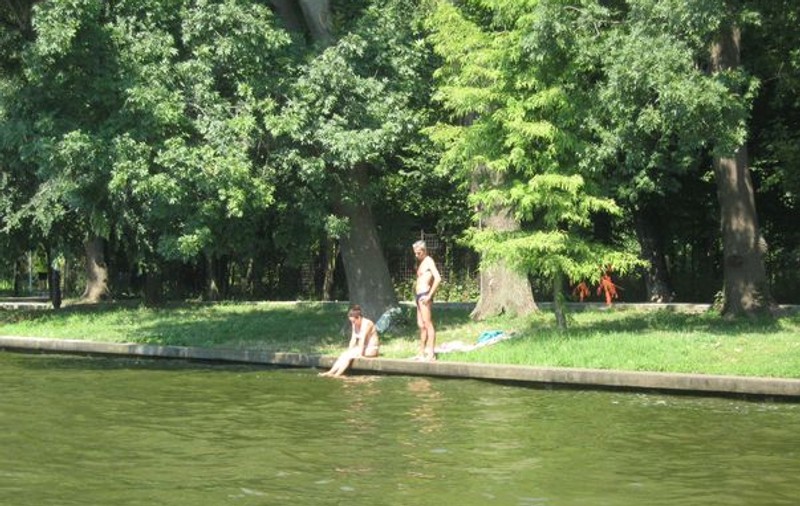 Foto | Bucureştenii fac plajă pe unde apucă. Vezi ce locaţie şi-au mai ales!