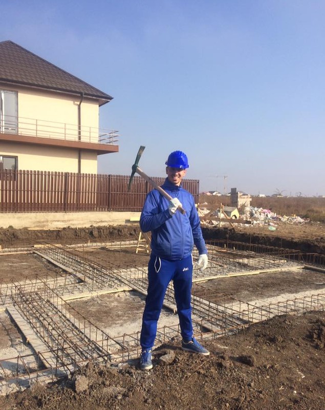 "Jandarmul cu voce de aur" s-a umplut de bani din muzică. Să vezi ce vilă își ridică în Bragadiru | FOTO