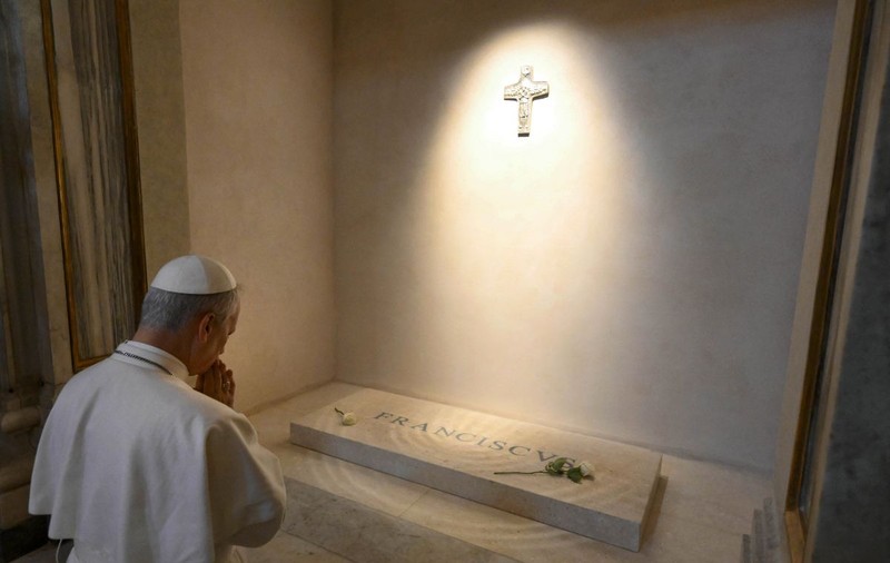 Papa Leon al XIV-lea s-a rugat la mormântul Papei Francisc de la Bazilica Santa Maria Maggiore