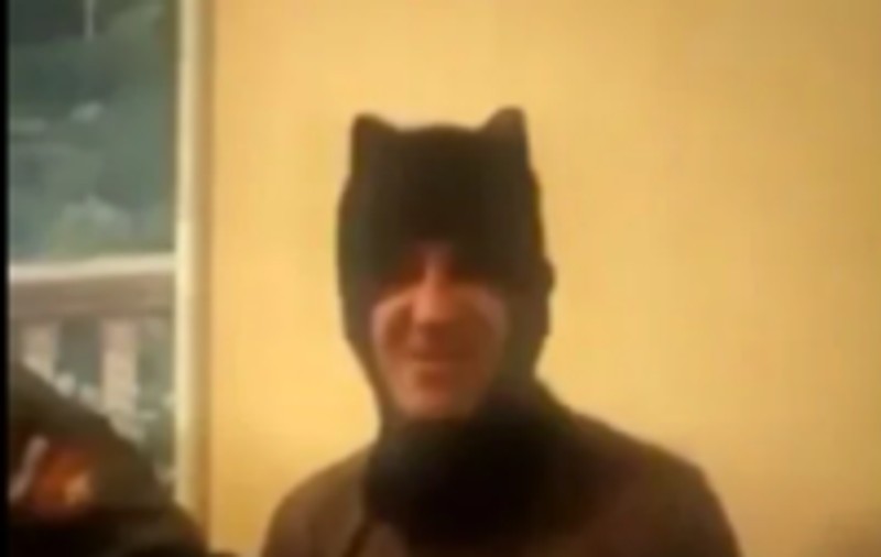 Clip viral cu un recrut rus care a primit o cagulă cu urechiușe cumpărată dintr-un magazin cu articole pentru copii