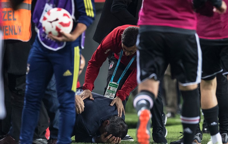 Incidente la meciul Fenerbahce - Beșiktaș. Jocul a fost oprit. Antrenorul oaspeților, la spital / GALERIE FOTO&VIDEO