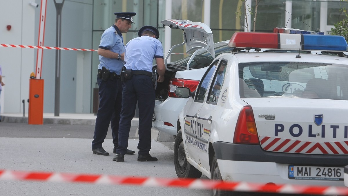 Polițiștii au reținut doi suspecți, în cazul paznicilor uciși. Poliștii fac cercetări la fața locului