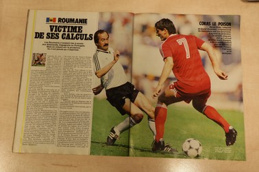 La Euro 1984, Marcel Coraş (dreapta) a fost desemnat de celebra publicaţie "Onye Mondial" vedeta tricolorilor
