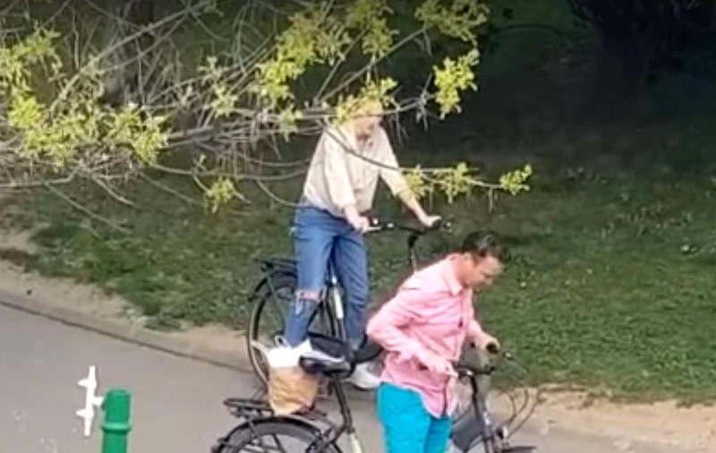 Robert Negoiță și iubita lui, amendați cu câte 10.000 de lei pentru plimbarea cu bicicletele din Parcul IOR