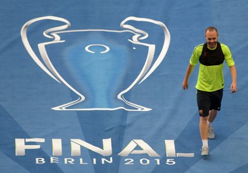epa04785093 Andreas Iniesta of Barcelona FC after the final team training session at the Olympiastadion in Berlin, Germany, 05 June 2015. FC Barcelona will face Juventus FC in the 2015 UEFA Champions League final soccer match at the Olympic Stadium in Berlin, Germany on 06 June 2015. EPA/Thomas Eisenhuth