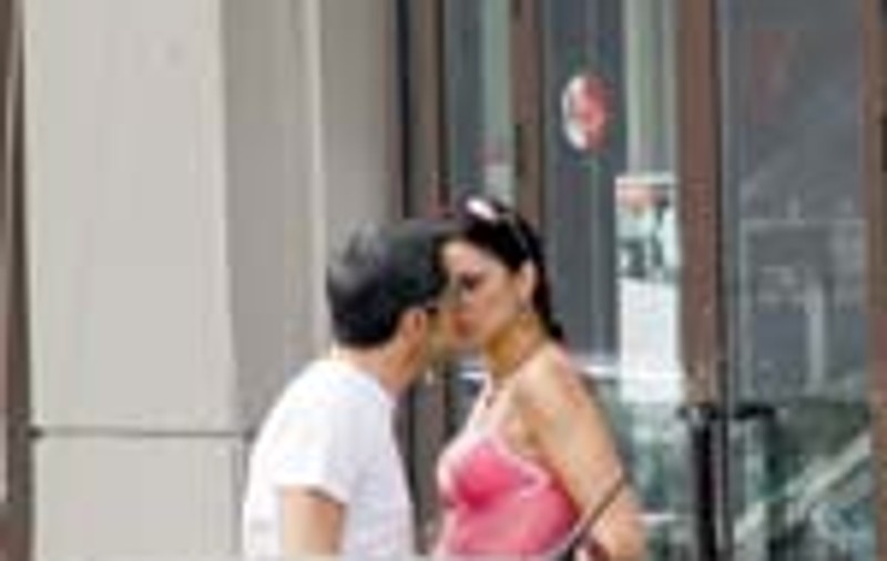 Andreea Marin si Banica jr.: sarut pasional in public