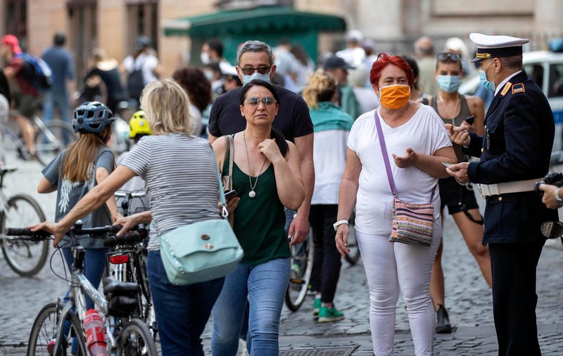 Zece medici din Italia susțin că a scăzut contagiozitatea COVID-19. Alte zeci de doctori și profesori îi contrazic: “A fost și este foarte periculos”