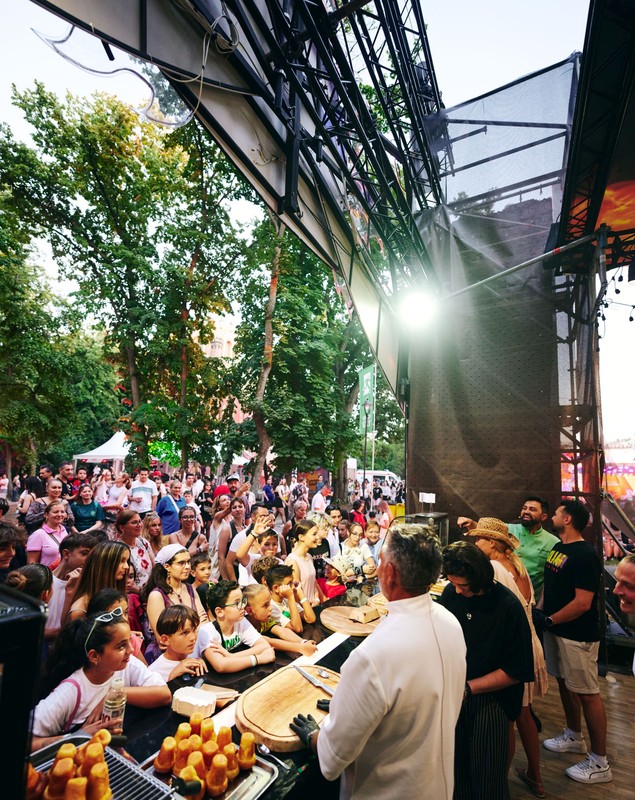 Cum au fost surprinși jurații de la „Chefi la cuțite” la Festivalul Summer Well 2025 de pe Domeniul Știrbey din Buftea