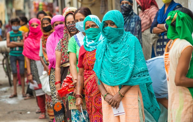 „Soțul vine acasă, o bate, apoi ea își curmă viața”. O femeie casnică se sinucide la fiecare 25 de minute în India