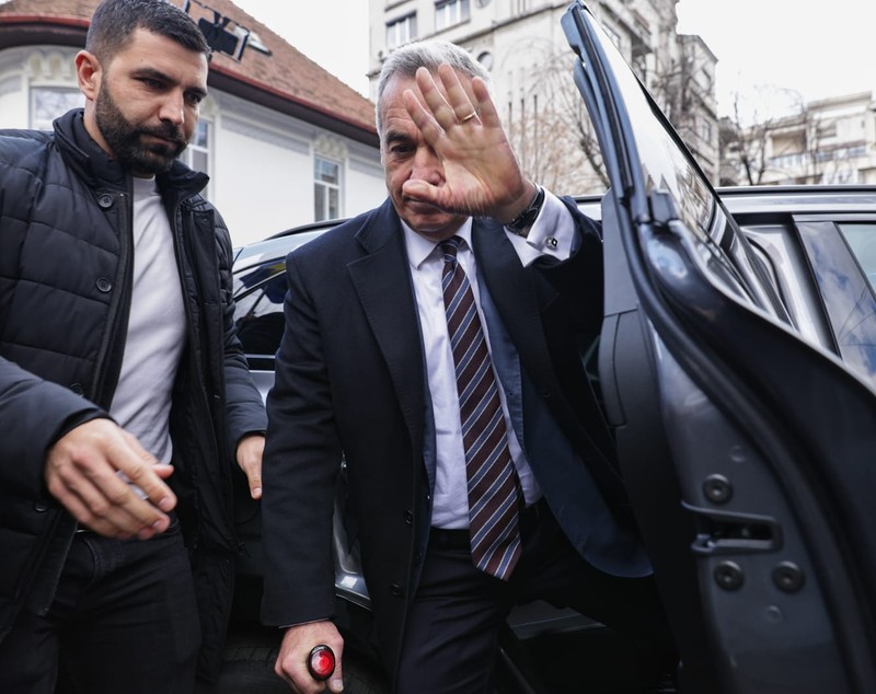 Călin Georgescu, înconjurat de susținători în fața Judecătoriei Sectorului 1: „Sunt nevinovat”. Decizia judecătoriei, amânată