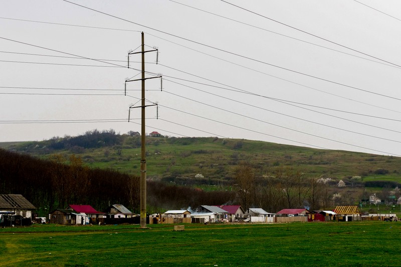 Casele din Dallas se înşiră până departe pe câmpurile de lângă Iaşi