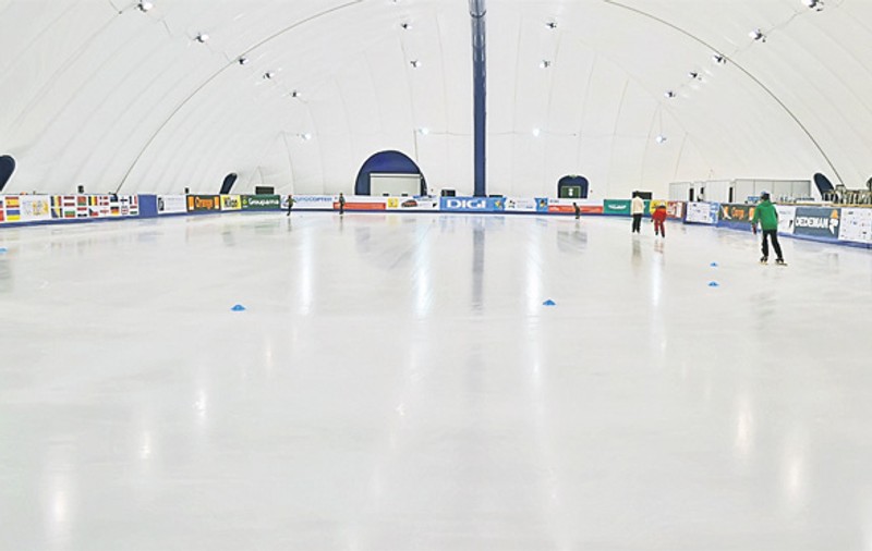 Noul patinoar din Poiana Brașov, realizat în 35 de zile, cu 3.000.000 de lei