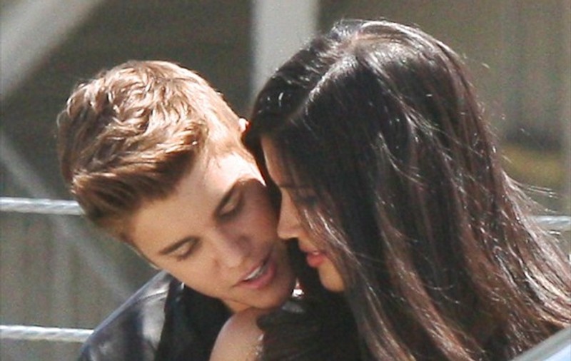 Selena Gomez, nu ești geloasă? Justin Bieber se giugiulește cu o brunetă focoasă | FOTO