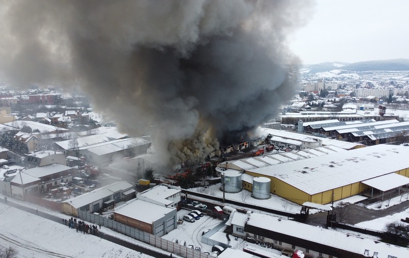 Incendiu de proporții într-o zonă de depozite din Târgu Mureș. A fost emis un mesaj Ro-Alert