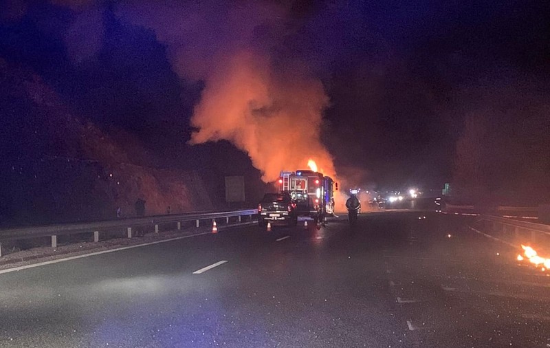 Imagini terifiante cu autocarul care a luat foc în Bulgaria. Pasagerii dormeau în momentul accidentului