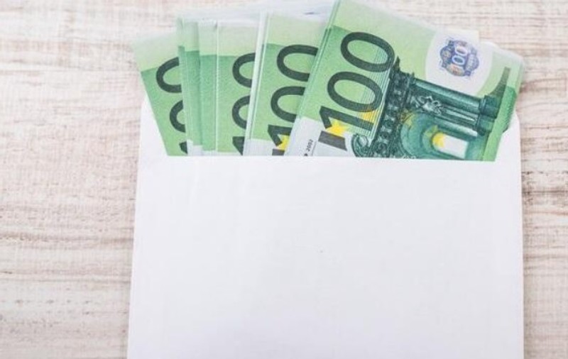 Gest bizar la Botoşani. O femeie i-a dat unei vânzătoare un plic cu 1.000 de euro și a plecat: „M-am răzbunat. Cer iertare”
