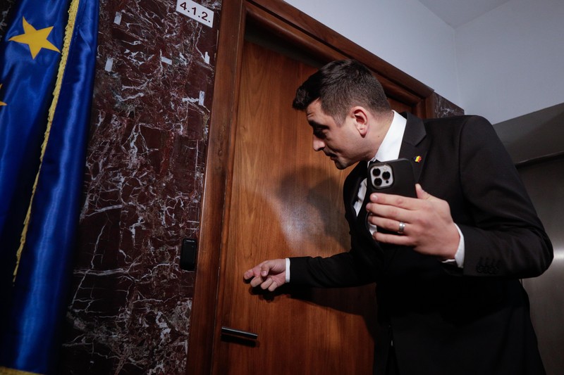 George Simion a venit și la ușa biroului ministrului Virgil Popescu