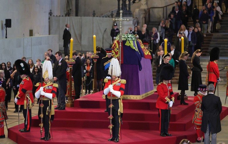 Premieră istorică la Londra: pentru prima oară, nepoții unui suveran britanic, la priveghiul acestuia | VIDEO