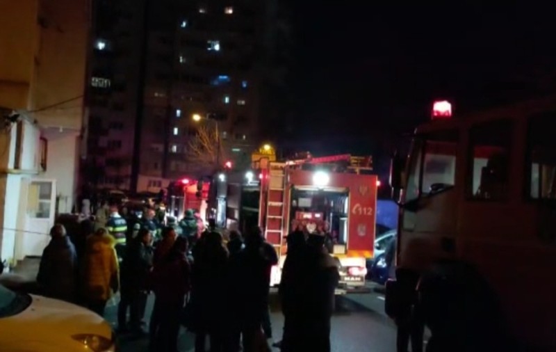 60 de oameni au fost evacuați dintr-un bloc, după ce un apartament a luat foc, la Galați. Proprietarul a uitat în priză instalația de luminițe a bradului