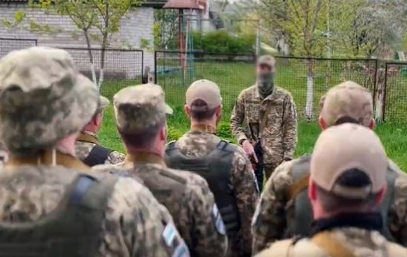 Imagini cu un grup de ruși care luptă în Ucraina împotriva soldaţilor lui Putin, prezentate de NEXTA