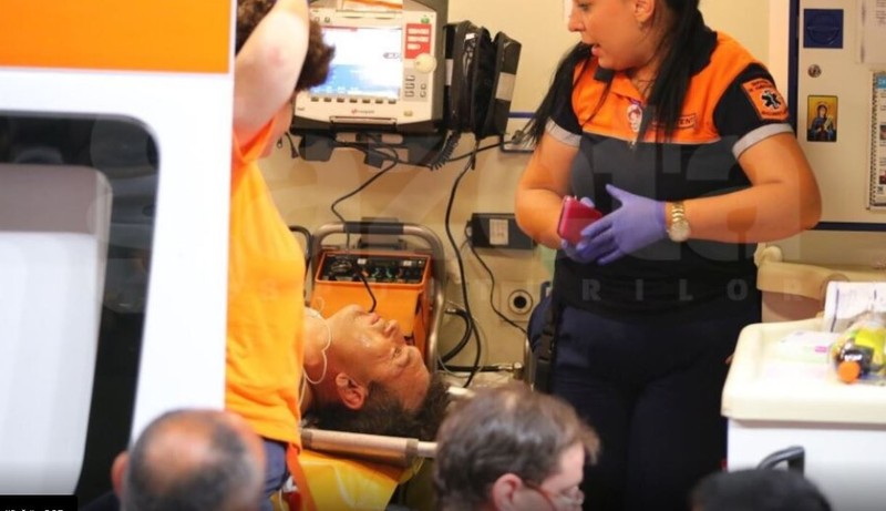 Eugen Neagoe a fost luat cu ambulanța și dus la spital după ce a leșinat în timpul meciului. FOTO: Cristi Preda/GSP
