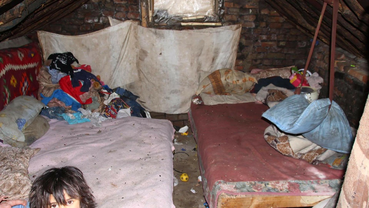 O familie din Dolj supraviețuiește fără lumină și căldură într-un bordei sub pământ