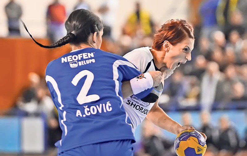 Handbal «pe patine» | Jucătoarele lui «U» Jolidon Cluj abia s-au ţinut pe picioare în meciul cu Podravka din Liga Campionilor