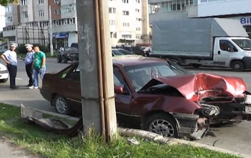 Fabulos! Un piteştean a intrat intenţionat cu maşina într-un stâlp. Motivul este incredibil | VIDEO