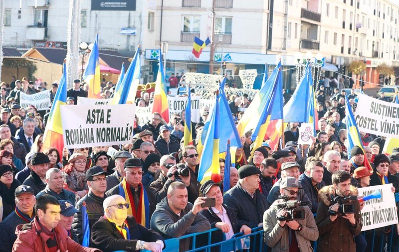 Sute de oameni au protestat la Buzău față de demiterea cercetătorului Costel Vânătoru. A fost îndepărtat fără notificare de la șefia Băncii de Gene, proiect estimat la 65 de milioane de euro