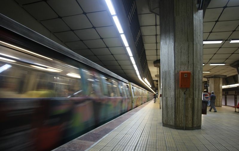 Un vagon de metrou a deraiat între Timpuri Noi şi Piaţa Unirii