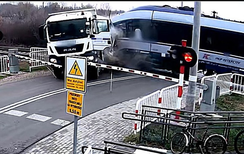 Momentul în care un tren Intercity spulberă un camion care a forțat bariera, în Polonia. 4 călători și șoferul au fost răniți ușor
